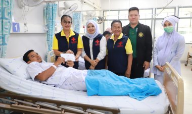 นายกเหล่ากาชาดจังหวัดนราธิวาสมอบเงินช่วยเหลือเยียวยาเหยื่อไฟใต้