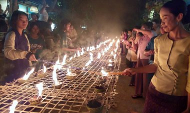 ประเพณีจุดไฟตูมกา ถวายเป็นพุทธบูชา เทศกาลออกพรรษาสุดอลังการที่ชัยภูมิ