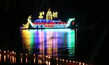 ไหลเรือไฟในลำน้ำพองคึกคักนักท่องเที่ยวไทย-เทศร่วมชมแน่น