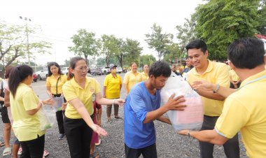 ทต.บ้านกลาง ปทุมธานี แจกถุงยังชีพ500ชุด ผู้ประสบภัยบ้านเรือนนอกคันกั้นน้ำ