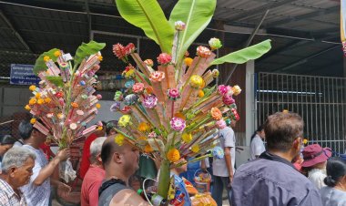 สีสัน!เด็กผู้ใหญ่คนแก่เต้นร้องแห่กองกฐินโบราณถวายวัดพิมายคึกคัก