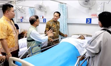 ผู้ว่าฯ นราธิวาส มอบกระเช้าเยี่ยมให้กำลังใจผู้บาดเจ็บจากเหตุบึ้มสุไหปาดี