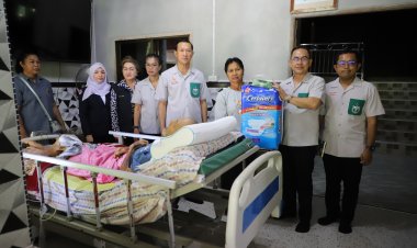 ผู้ว่าฯ นราธิวาส เยี่ยมให้กำลังใจ พร้อมมอบสิ่งของอุปโภค-บริโภค แก่ผู้ป่วยติดเตียงในพื้นที่ตากใบ