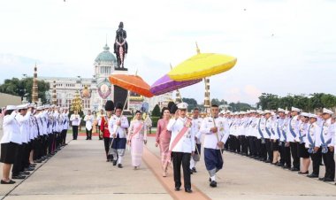 “ในหลวง-พระราชินี”เสด็จฯ ทรงวางพวงมาลาพระบรมราชานุสรณ์เนื่องในวันปิยมหาราช
