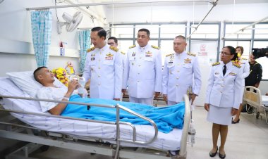 ผู้ว่าฯนราธิวาสอัญเชิญแจกันดอกไม้และตะกร้าสิ่งของพระราชทาน มอบให้แก่กำลังพลเหยื่อบึ้มระแงะ