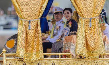 “ในหลวง-พระราชินี”ทรงบำเพ็ญพระราชกุศลถวายผ้าพระกฐิน โดยขบวนพยุหยาตราทางชลมารค