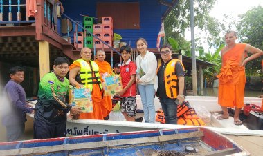 เจ้าคณะจังหวัดพิจิตรล่องเรือนำถุงยังชีพแจกจ่ายช่วยชาวบ้านที่ถูกน้ำท่วมพื้นที่ลุ่มน้ำยม