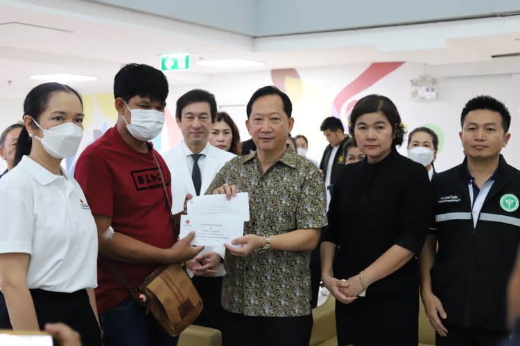 ผู้ว่าฯปทุมธานี นำความห่วงใยจากนายกฯและคณะรัฐมนตรีเยี่ยมเหยื่อรถบัสมรณะ