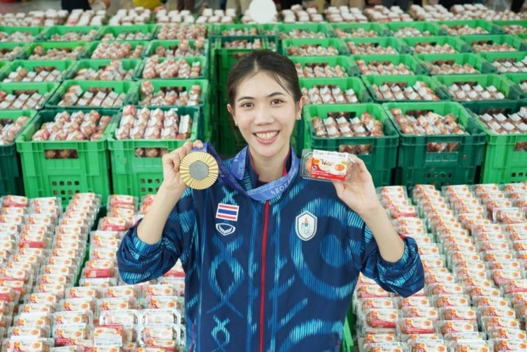 'เทนนิส-พาณิภัค' รับมอบไข่ไก่ต้มสุก 1 แสนฟอง สักการะหลวงพ่อโสธร พร้อมส่งต่อความอิ่มให้น้องๆ 20 โรงเรียนในฉะเชิงเทรา
