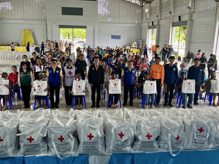 รรท.ผวจ.ตากลงพื้นที่มอบถุงยังชีพซับน้ำตาชาวสามง่ามเดือดร้อนจากแม่น้ำวังล้นตลิ่งท่วม