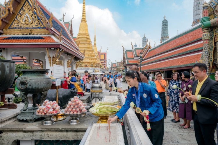 สมหวังดั่งใจ! 'เทนนิส-พาณิภัค' ถวายไข่ไก่ต้มสุกอีก 1 หมื่นฟอง สักการะสิ่งศักดิ์สิทธิ์ วัดพระแก้ว