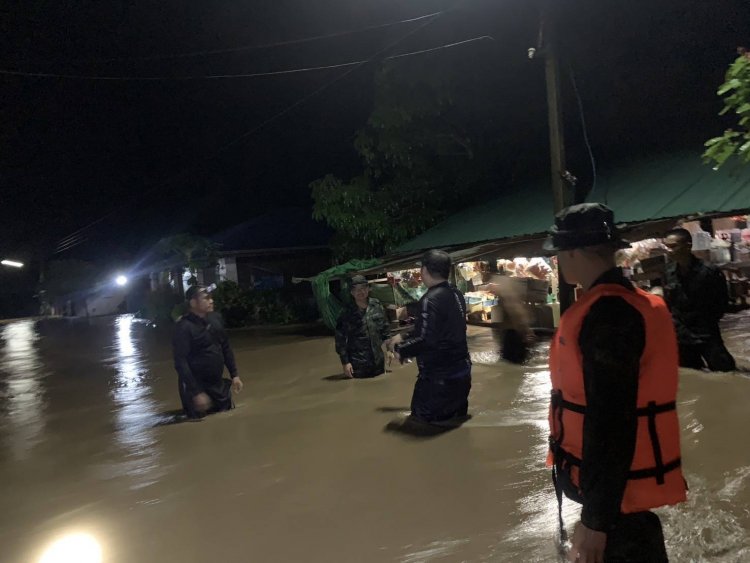 ฝนตกหนักน้ำล้นตะลิ่งท่วมบ้านเรือนอำเภอพบพระอพยพวุ่นกลางดึก