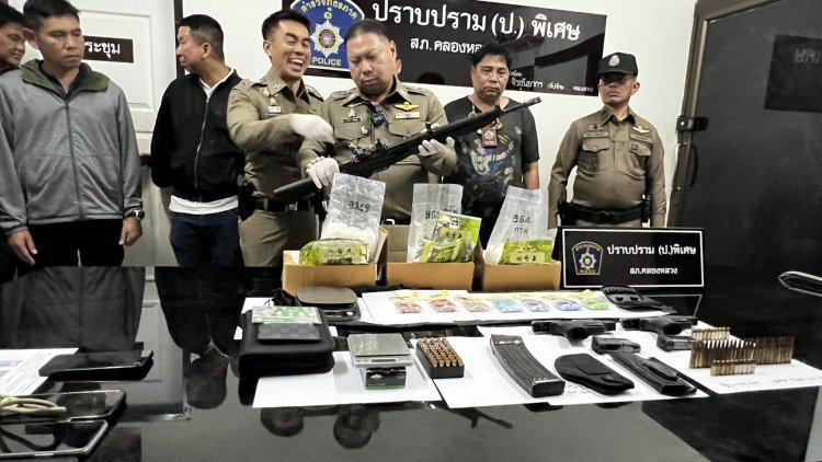 ตำรวจคลองหลวงจับ2ผู้ต้องหาแก๊งส่งยาเสพติด-อาวุธปืน-อาวุธสงคราม ทางไปรษณีย์