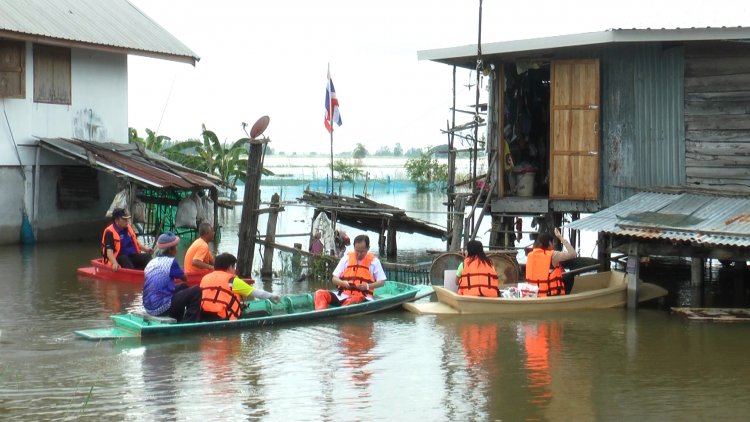 สสจ.พิจิตรจับมือนอภ.โพธิ์ประทับช้างลงพื้นที่มอบสิ่งของช่วยผู้พิการทางสายตาและผู้ป่วยติดเตียงบ้านถูกน้ำท่วม