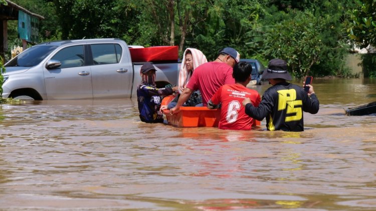 "ทอ.-กู้ภัย" ระดมเรือช่วยเหลือผู้ประสบภัยน้ำท่วมเชียงใหม่ บางจุดยังท่วมสูง