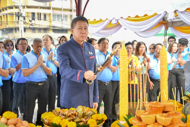 พ่อเมืองชลบุรีบวงสรวงสมเด็จพระเจ้าตากสินเพื่อความเป็นสิริมงคล ในงานประเพณีวิ่งควายจังหวัดชลบุรี