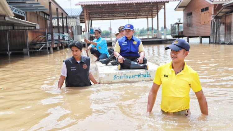 นอภ.เมืองปทุมธานีลุยน้ำเคาะประตูบ้านช่วยน้ำท่วม