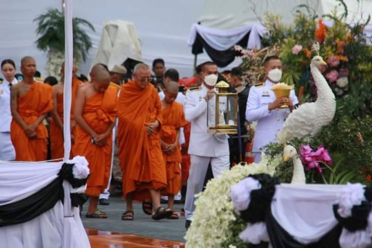 ประธานองคมนตรีประธานพิธีพระราชทานเพลิงศพ ครู-นักเรียน ประชาชนแห่ร่วมอาลัยแน่น