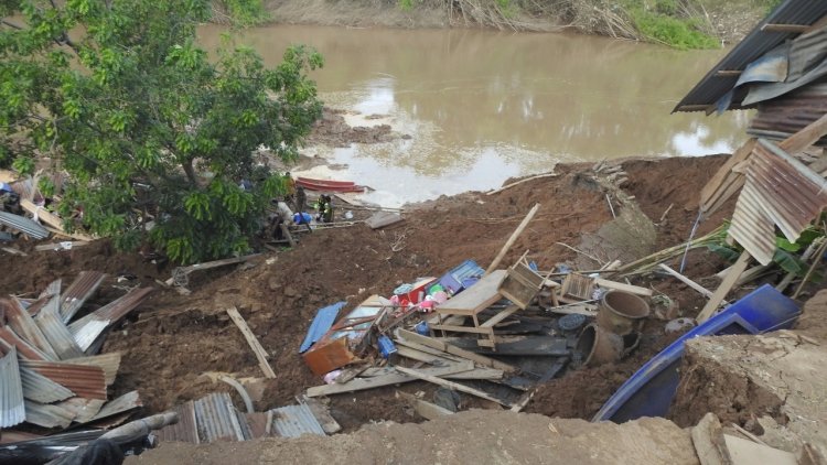 สุโขทัยเกิดเหตุตลิ่งริมแม่น้ำยมทรุดตัวซัดบ้านพังทลายลงน้ำดับ 1 สูญหาย 1