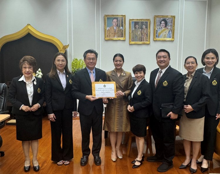 บสป.3 รุ่นที่ 3 ลงขันบริจาคเงิน 222,000 บาท ผ่านรมช.มหาดไทยสมทบทุนวยเหลือผู้ประสบอุทกภัย