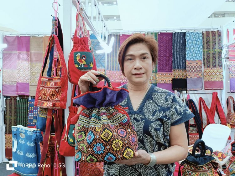 “อิ๋วผ้าทอศรีสุดา” ถ่ายทอดมรดกลวดลายบน “ผืนผ้าทอลาวครั่ง” แห่งบ้านไร่