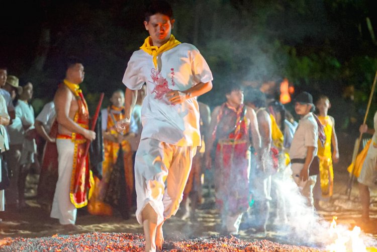 เมืองเบตงคึกคัก ม้าทรงไทย-มาเลเซีย ร่วมแสดงอิทธิฤทธิ์ลุยกระเบื้อง ลุยไฟ