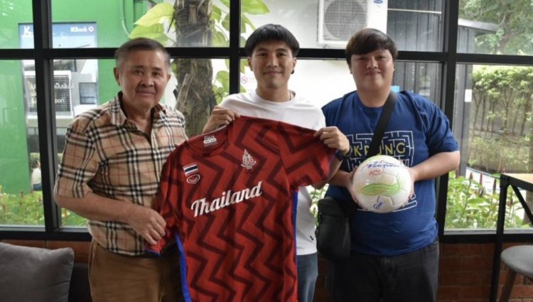 ปลุกขวัญกำลังใจ!"บิ๊กทิน"มอบเสื้อฟุตซอล-เสื้อทีมโลก พร้อมเซ็นต์ชื่อ ให้ "น้องบุ๊ค" และเพื่อนมิตร