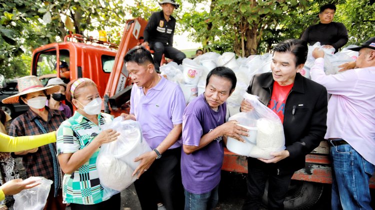 สุรพงษ์ควงพร้อมพงศ์ และกลุ่มเพื่อนธรรมนัส ลงพื้นที่มอบถุงยังชีพ 3,300 ถุง ชาวบ้านอำเภอสามโคก