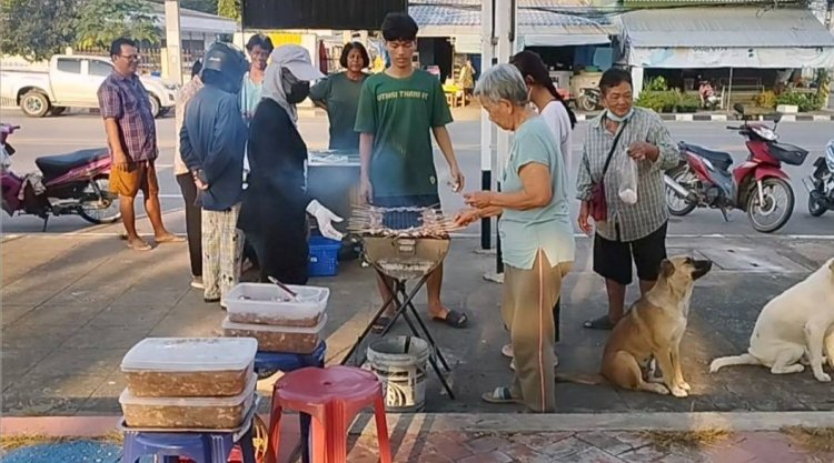 แม่ค้าปลื้ม!!วันเกิดผู้ใจบุญเหมาหมูปิ้งเตาถ่านแจกฟรีจนหมด