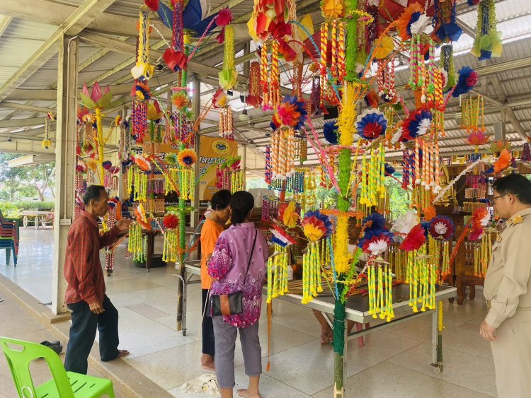 ชาวบ้านช่อระกาเมืองชัยภูมิเร่งทำต้นกระธูปออกพรรษาปี67