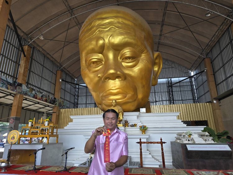 ชาวโคราชแห่ถ่ายเลขเด็ด หลวงพ่อคูณองค์ใหญ่สุดในโลก