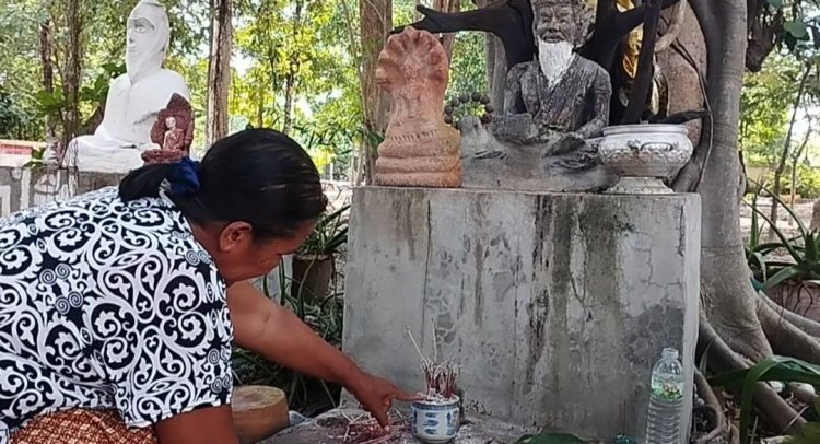 ชาวอุทัยธานีแห่ขอโชคลาภปู่ฤาษีนารอดที่วัดทันสมัยพัฒนาราม
