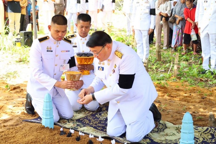 นราธิวาส ร่วมพิธีเชิญพวงมาลาพระราชทาน ไปวางหน้าหีบศพ พลทหาร อนุวัฒ เหมรา
