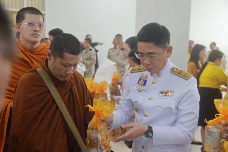 ตาก จัดพิธีทำบุญตักบาตร วางพวงมาลา และพิธีสวดพระพุทธมนต์ถวายพระราชกุศล