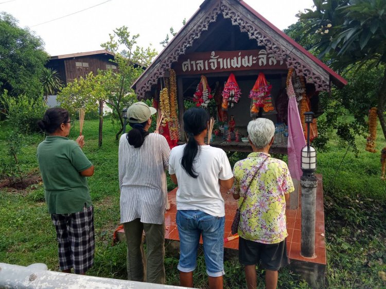 ชาวบ้านแห่ขอโชคเจ้าแม่มาลิสาทางโค้ง ได้เลขเด็ดเสี่ยงดวงในวันหวยออก