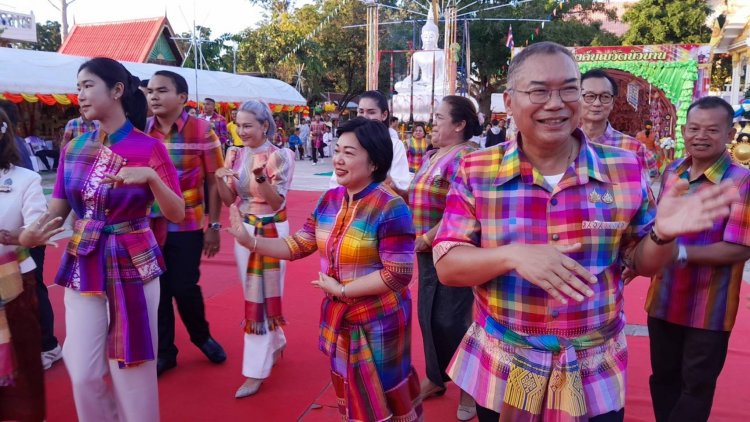 อลังการ!ขบวนแห่อุโมงค์กระธูปชมทะเลธุง11ศรีจุดกระธูปออกพรรษาเมืองชัยภูมิ