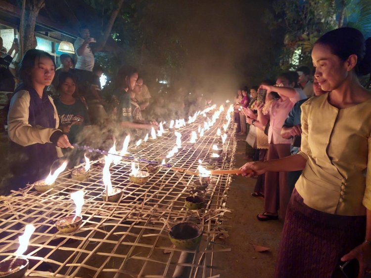 ประเพณีจุดไฟตูมกา ถวายเป็นพุทธบูชา เทศกาลออกพรรษาสุดอลังการที่ชัยภูมิ