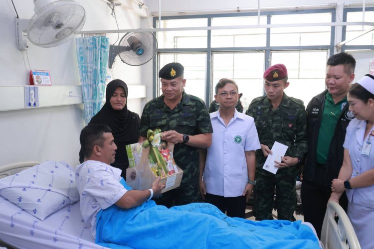 มทภ.4 รุดเยี่ยมสมาชิกอส. 4 นาย เหยื่อไปป์บอมบ์โต๊ะเต็งนราธิวาส