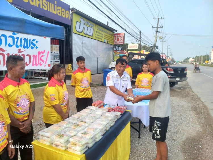 “พร พุทธชาด”ลุย แจกข้าวกล่องน้ำดื่มสะอาด เลี้ยงคนยากจน ผู้ยากไร้ ผู้ด้อยโอกาส ทุกวันพระ