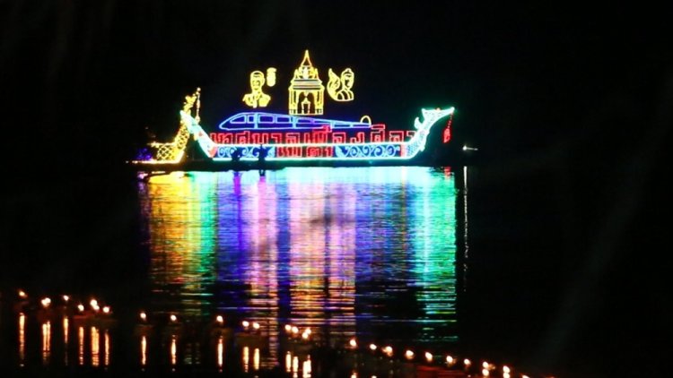 ไหลเรือไฟในลำน้ำพองคึกคักนักท่องเที่ยวไทย-เทศร่วมชมแน่น