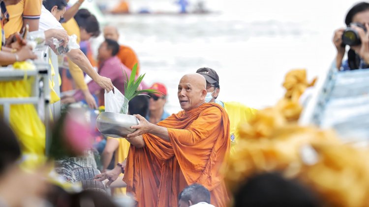เมืองปทุมฯตักบาตรพระร้อยทางเรือสืบสานวัฒนธรรมลุ่มน้ำเจ้าพระยา