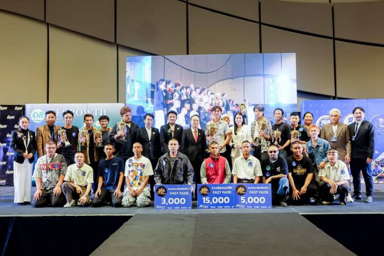 รมว.แรงงานมอบถ้วยรางวัลชนะเลิศในงานฉลองครบรอบ 10 ปีตัดผมชายตัดผมหญิง