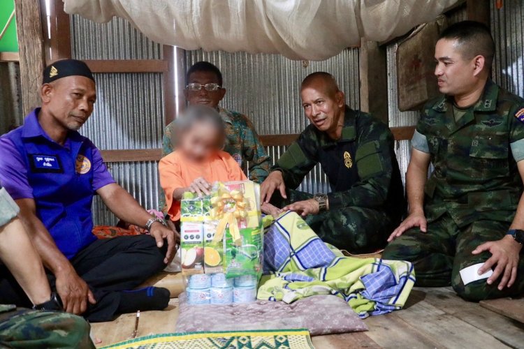 ผู้บัญชาการกองพลทหารราบที่ 15 ลุยเยี่ยมผู้ป่วยติดเตียงในพื้นที่อำเภอตากใบ
