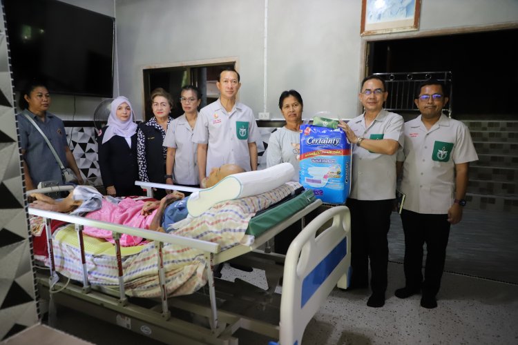 ผู้ว่าฯ นราธิวาส เยี่ยมให้กำลังใจ พร้อมมอบสิ่งของอุปโภค-บริโภค แก่ผู้ป่วยติดเตียงในพื้นที่ตากใบ