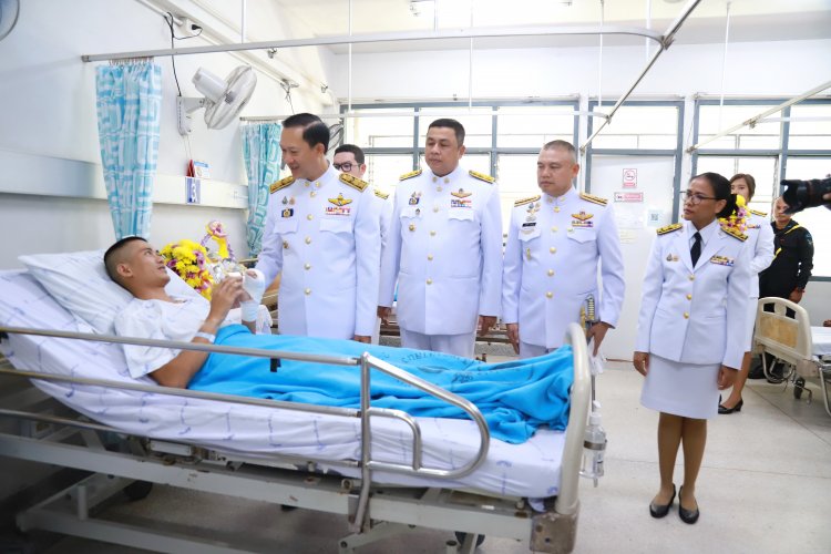 ผู้ว่าฯนราธิวาสอัญเชิญแจกันดอกไม้และตะกร้าสิ่งของพระราชทาน มอบให้แก่กำลังพลเหยื่อบึ้มระแงะ