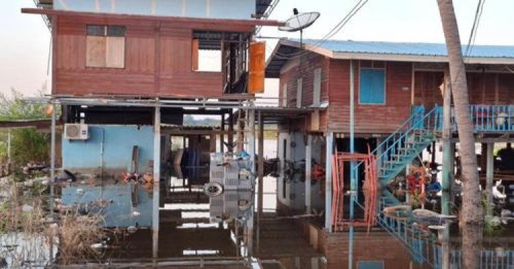 น้ำเหนือเอ่อ"เกาะเทโพ"อ่วมน้ำท่วม 2 หมู่ กระทบ 70 หลังคาเรือน ต้องใช้เรือสัญจรเข้าออก