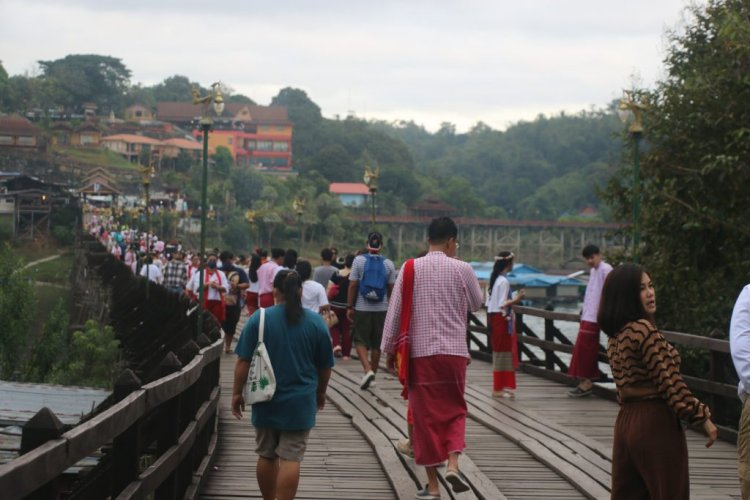 อันซีน สังขละบุรี นักท่องเที่ยวแห่รับลมหนาวสะพานมอญเมืองกาญจน์