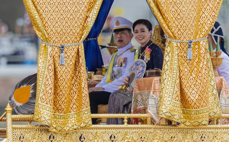 “ในหลวง-พระราชินี”ทรงบำเพ็ญพระราชกุศลถวายผ้าพระกฐิน โดยขบวนพยุหยาตราทางชลมารค