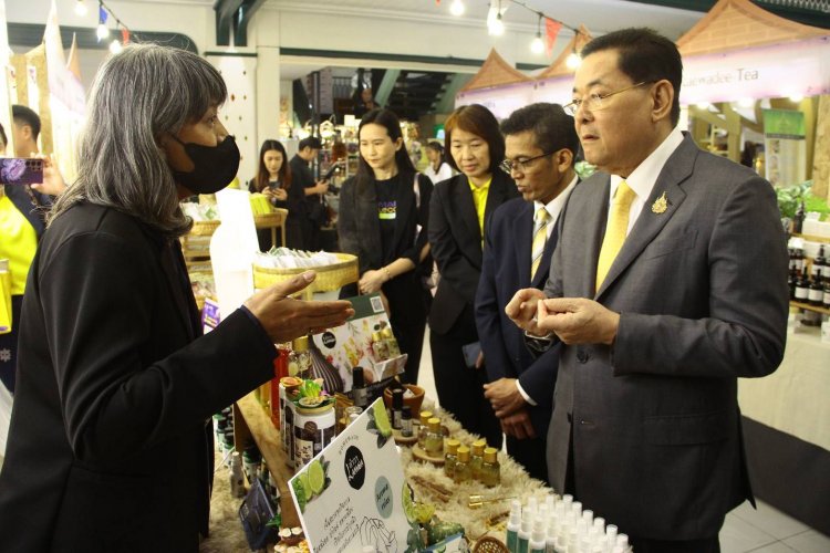 “พาณิชย์” ร่วมกับ ICONSIAM จัดงาน ‘Market D @ICONSIAM’ เปิดตลาดใหม่ให้ผลิตภัณฑ์ชุมชน