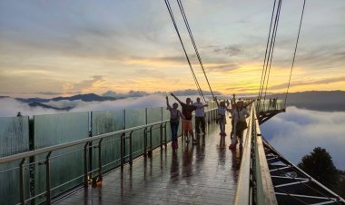 Sky Walk ทะเลหมอกอัยเยอร์เวง กลับมาคึกคักอีกครั้งนักท่องเที่ยวไทยต่างชาติแห่สัมผัสไอเย็น